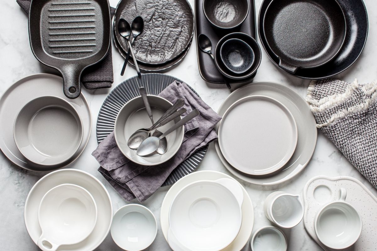 Ceramic vs Teflon What's the Difference (& 2022 Safety Guide) (1) Ceramic vs Teflon: What's the Difference? (& 2022 Safety Guide)