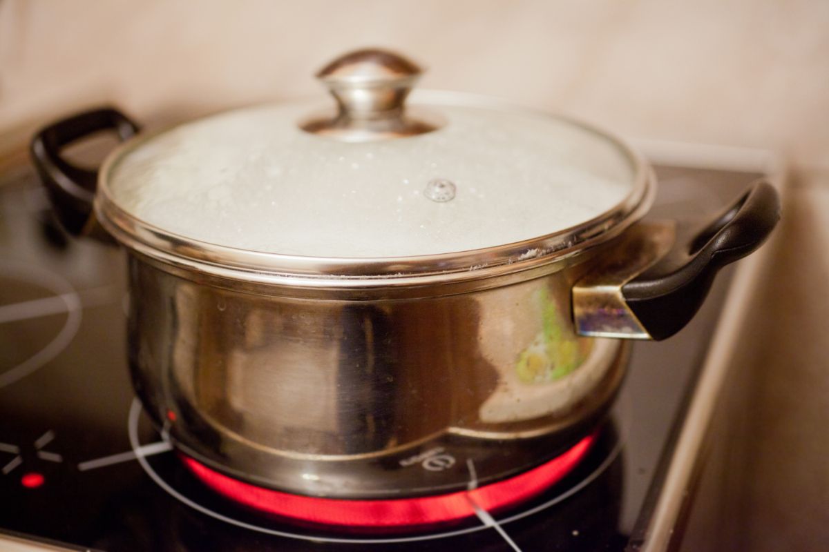 Can Dutch Ovens Be Used On The Stove (Gas + Electric) (1)